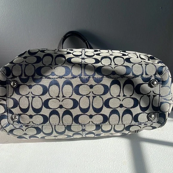 Coach purse - Picture 4 of 7